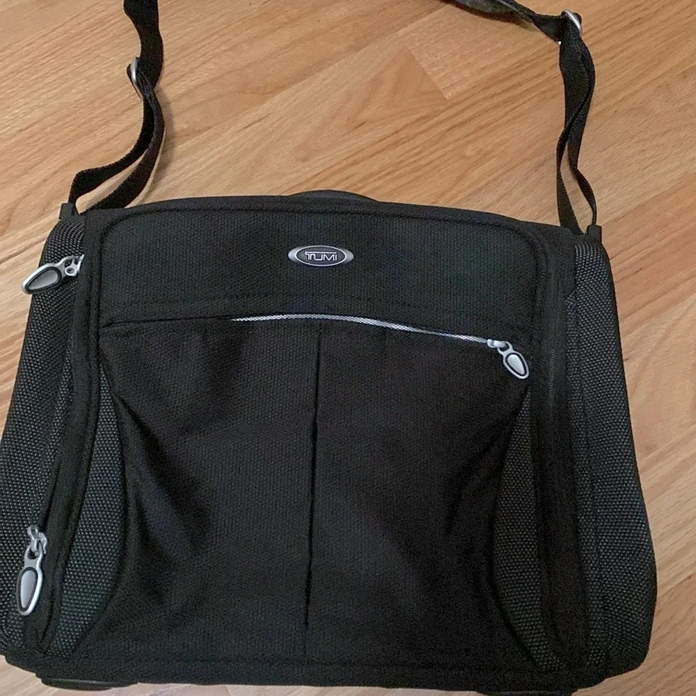 Tumi T3 lap top Computer bag Travel Black Canvas Zip pockets office work Quality